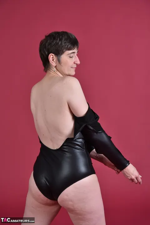 Short-Haired Brunette in High Heels Spreads Her Legs and Asshole – photo 9 of 20