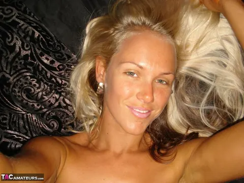 Aussie Jewel: Tall Blonde Shows Her Big Natural Tits and Spreads in Selfies – photo 4 of 16