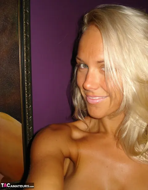 Aussie Jewel: Tall Blonde Shows Her Big Natural Tits and Spreads in Selfies – photo 3 of 16
