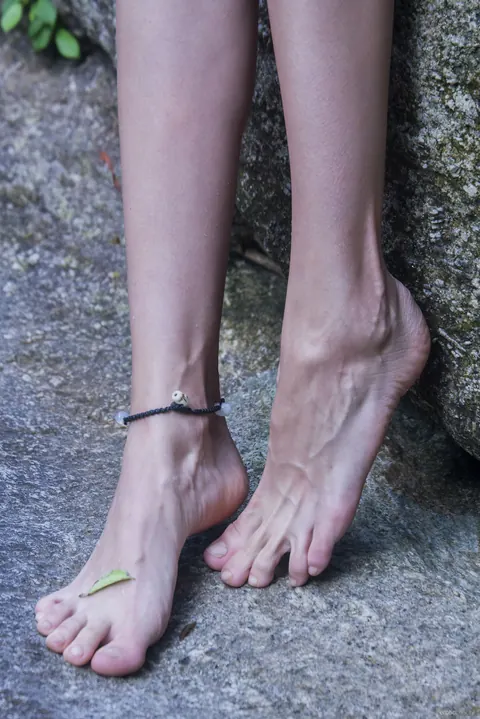 Skinny Model Poses Nude and Shows Her Slim Body – photo 2 of 21
