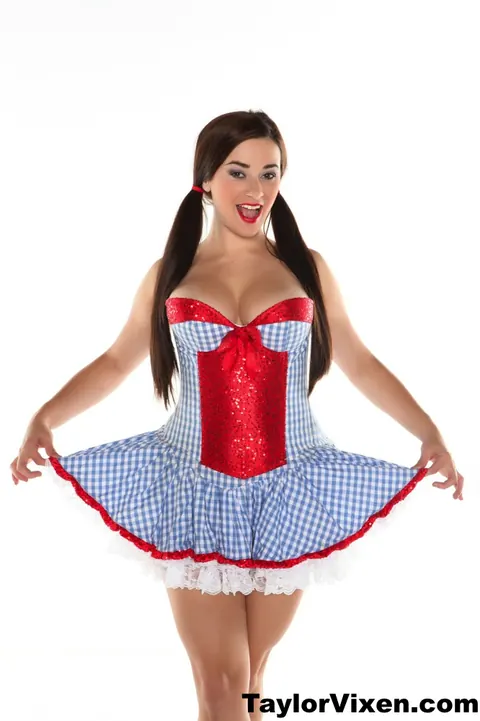 Taylor Vixen: Thick Brunette MILF Lifts Her Skirt in Snow White Costume – photo 3 of 15