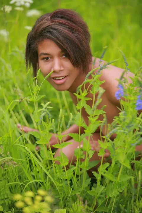 African Woman with Short Hair Spreads Outdoors – photo 18 of 21