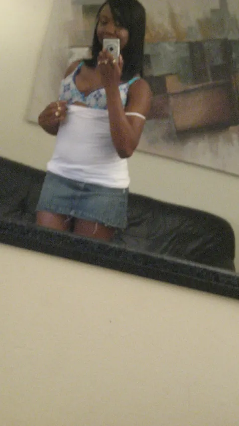 Ebony MILF Lifts Her Skirt in a Mirror Selfie – photo 2 of 21