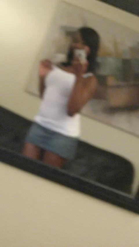 Ebony MILF Lifts Her Skirt in a Mirror Selfie – photo 20 of 21