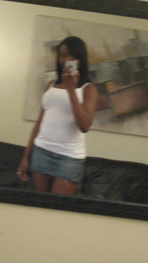 Ebony MILF Lifts Her Skirt in a Mirror Selfie – photo 1 of 21