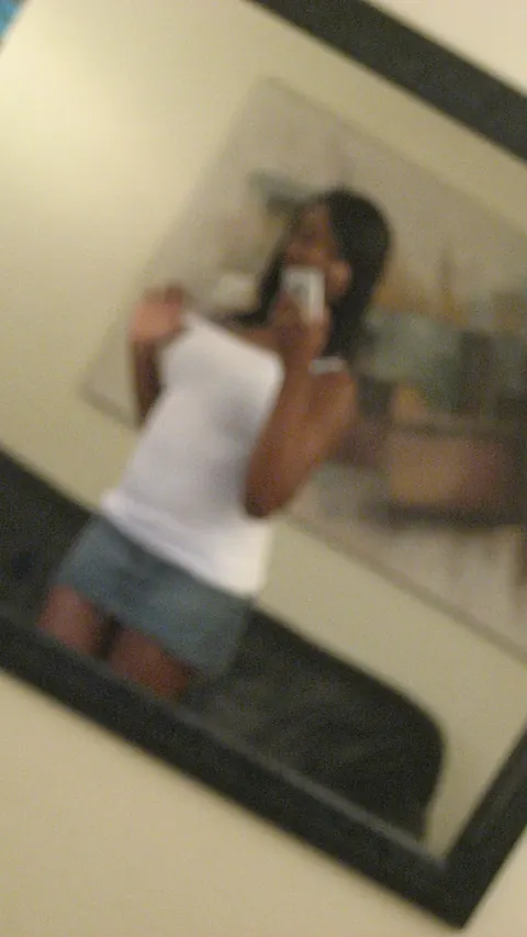 Ebony MILF Lifts Her Skirt in a Mirror Selfie – photo 19 of 21