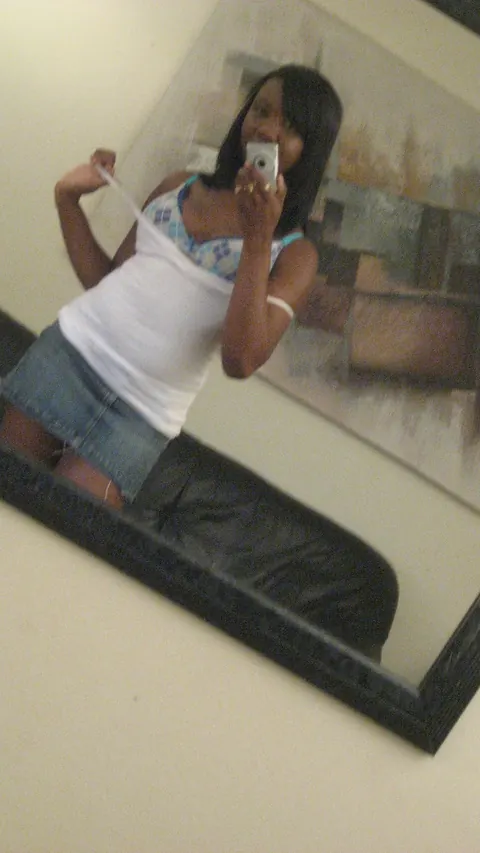 Ebony MILF Lifts Her Skirt in a Mirror Selfie – photo 3 of 21