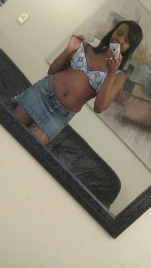 Ebony MILF Lifts Her Skirt in a Mirror Selfie – photo 6 of 21