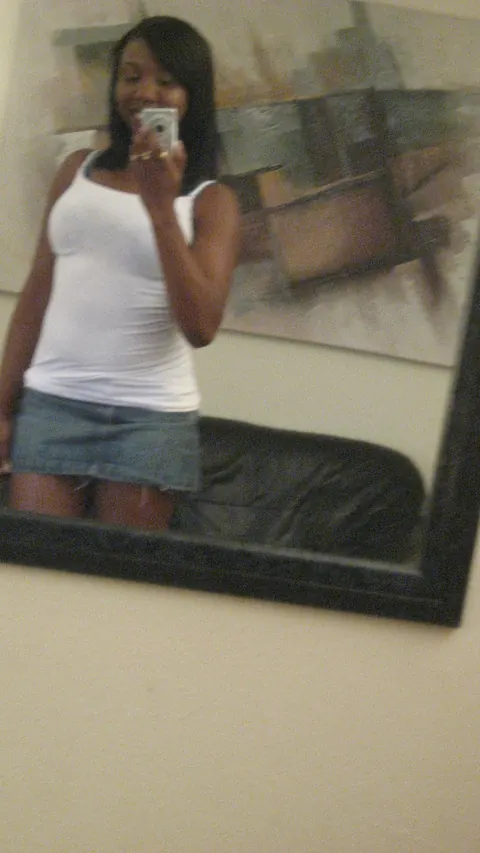 Ebony MILF Lifts Her Skirt in a Mirror Selfie – photo 4 of 21