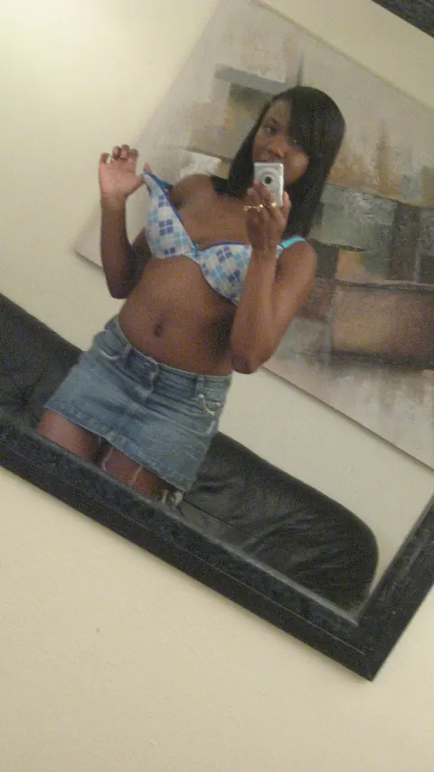 Ebony MILF Lifts Her Skirt in a Mirror Selfie – photo 8 of 21