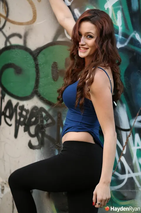 Hayden Ryan: Thick Redhead Amateur Pulls Black Leggings Over Her Thong Outdoors – photo 5 of 15