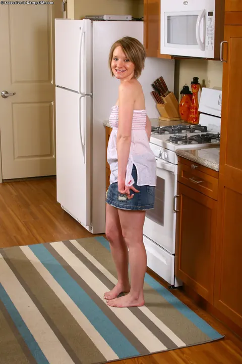 Faith Daniels: Thick Brunette Spreads Her Ass and Pussy in the Kitchen – photo 2 of 21