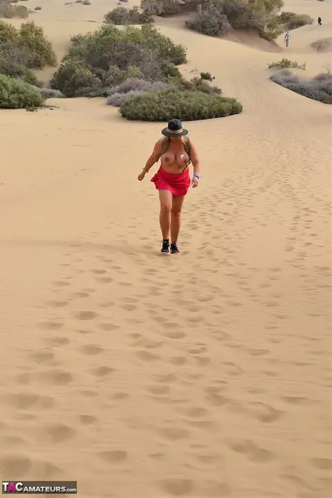 Nudechrissy: Curvy European MILF Strips and Strolls Nude on the Beach – photo 13 of 20