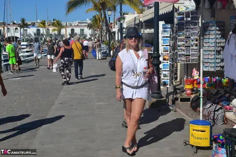 Nudechrissy: Curvy European MILF Strips and Strolls Nude on the Beach – photo 7 of 20