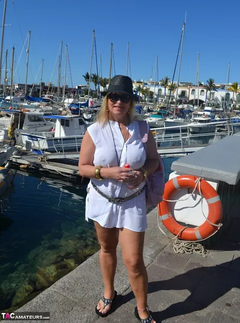 Nudechrissy: Curvy European MILF Strips and Strolls Nude on the Beach – photo 6 of 20