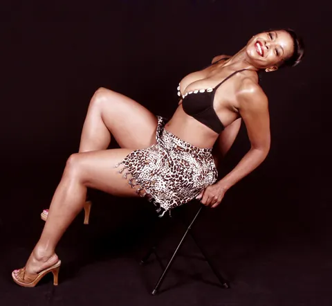 Semmie Desuora: Thick Ebony MILF Flaunts Her Big Tits in Lingerie and Bikini – photo 3 of 14