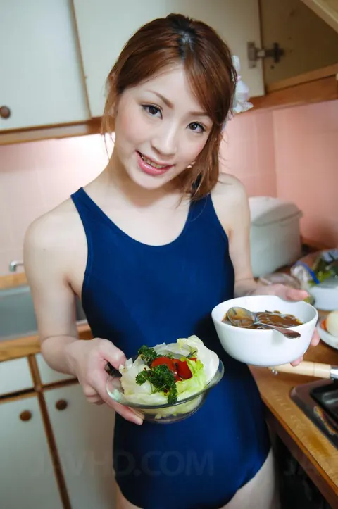 Nana Kinoshita: Thick Japanese MILF Takes a Cumshot on Her Salad – photo 14 of 16