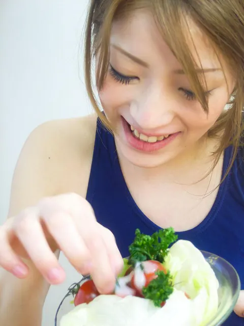 Nana Kinoshita: Thick Japanese MILF Takes a Cumshot on Her Salad – photo 6 of 16