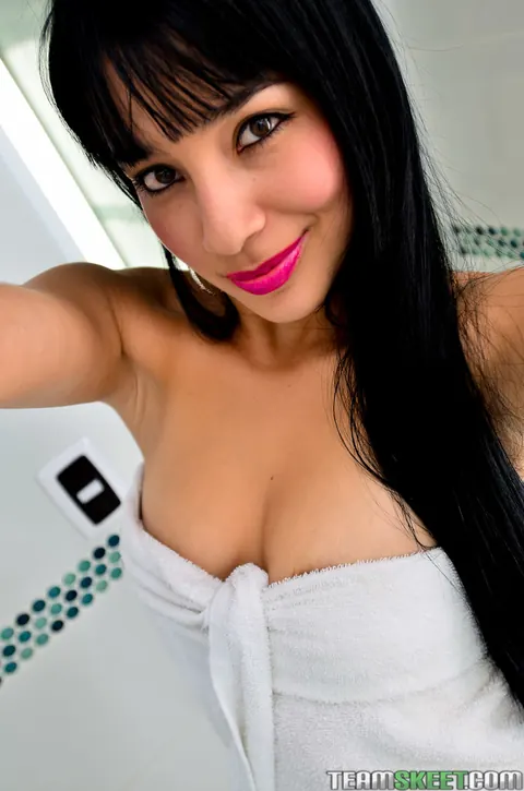 Rachel Rivera: Latina Brunette Gives a Blowjob While Squatting in the Bathroom – photo 3 of 17