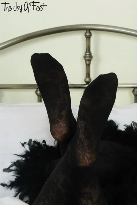 Blonde with Big Tits Spreads in Pantyhose Showing Her Feet – photo 7 of 16
