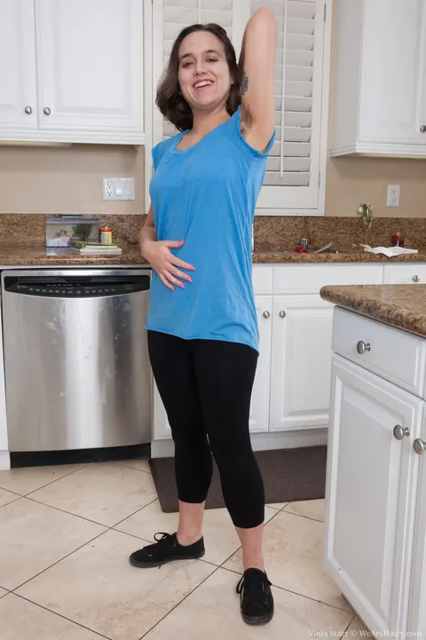 Viola Starr: Brunette PAWG Undresses and Spreads in the Kitchen – photo 3 of 21