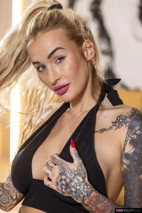 Daisy Lee: Czech Blonde with Big Tits Strips and Shows Her Tattoos – photo 2 of 21