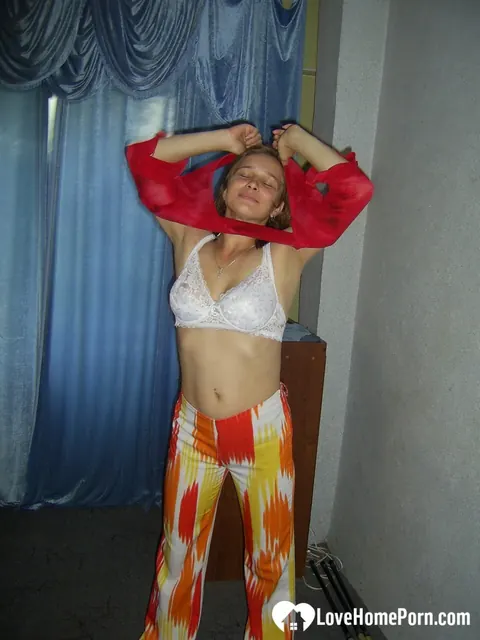 Curvy Brunette Shows Off Her Naked Body – photo 20 of 21