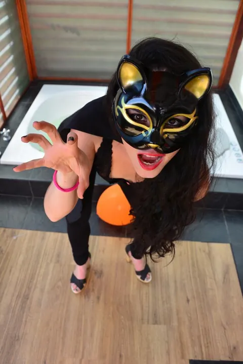 Yenny Contreras: Colombian Latina in Costume and Glasses Poses Nude – photo 8 of 17