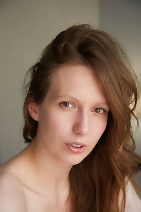 Gina Snow: Brunette with Natural Tits Poses Nude for Glamour Session – photo 17 of 21