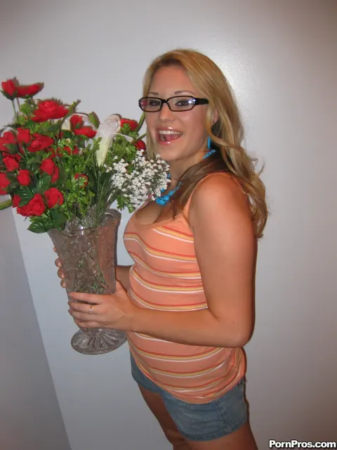Kelly Skyline: Petite Blonde in Glasses Opens Her Shaved Pussy Wide – photo 3 of 18