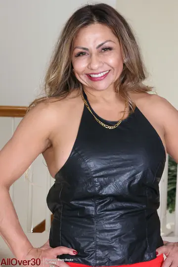 Thick Mature Latina Spreads Her Shaved Pussy in a Skirt and Heels