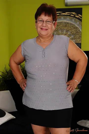 Lawanda – Mature BBW with Short Hair Spreads Her Legs and Sucks Cock