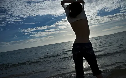 Japanese Beauty Strips Out of Her Shorts on the Beach – photo 12 of 16