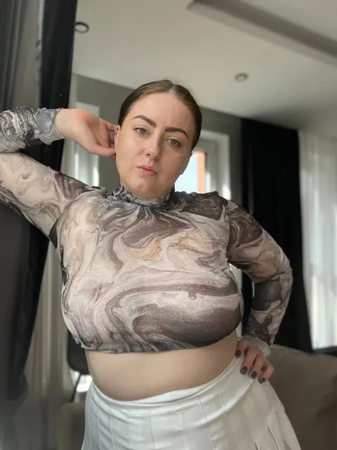 PAWG Strips Off Her Skirt and Poses Nude – photo 8 of 11