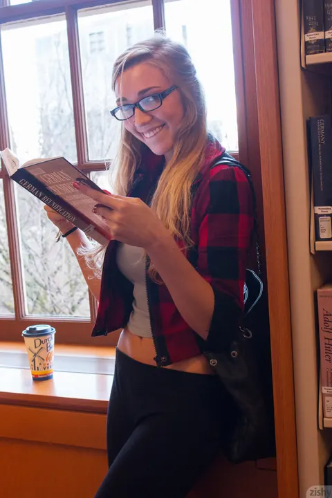 Kendra Sunderland: Slim Blonde with Big Tits and Glasses Strips Nude – photo 4 of 11
