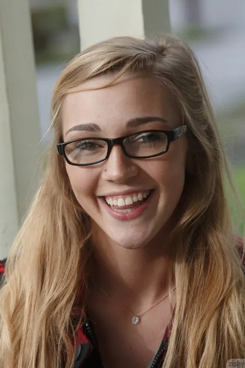 Kendra Sunderland: Slim Blonde with Big Tits and Glasses Strips Nude – photo 1 of 11