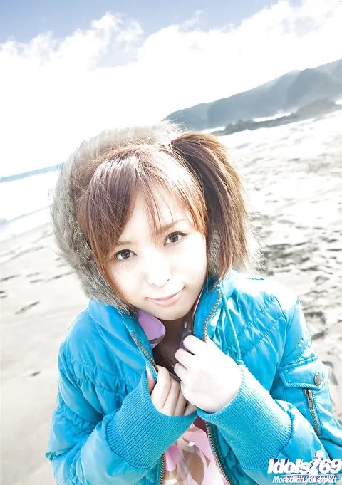 Namiki: Japanese Brunette Poses Nude on the Beach – photo 4 of 12