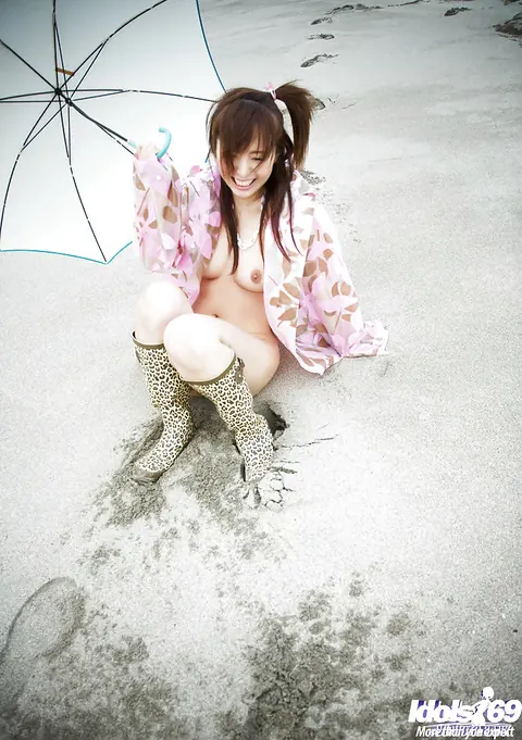 Namiki: Japanese Brunette Poses Nude on the Beach – photo 3 of 12