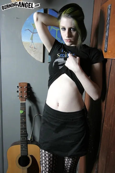 Short-Haired Woman Strips and Spreads Her Asshole – photo 3 of 16