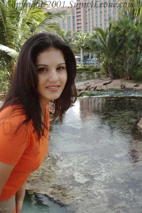 Sunny Leone: Brunette Asian Babe Flaunts Her Enhanced Tits and Big Ass Outdoors – photo 8 of 11