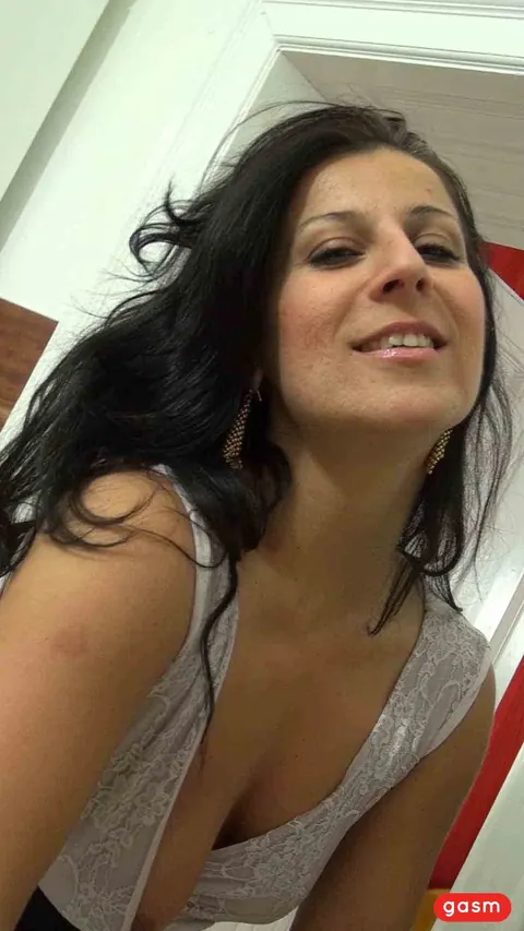 European Woman Strips Nude and Turns to Show Front and Back – photo 3 of 15