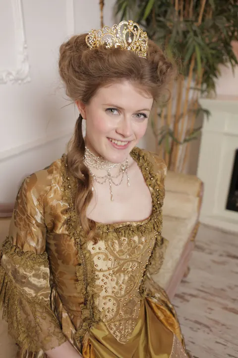 Lucy Huxley: Redhead with Big Tits Spreads Her Pussy in Cosplay on the Sofa – photo 16 of 20