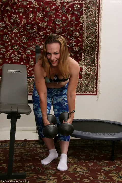 Destiny Hall: Ebony MILF Strips and Spreads Her Pussy During a Workout in Socks – photo 2 of 20