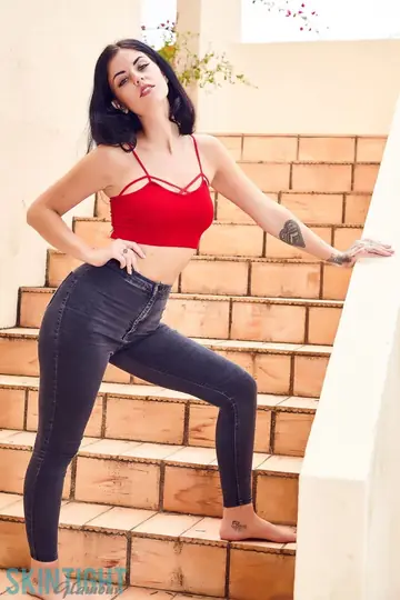 PAWG Brunette Pulls Tight Jeans Over Her Bare Ass