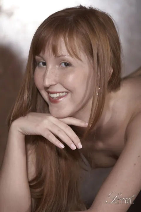 Slim Redhead Poses Nude on Her Knees – photo 7 of 10