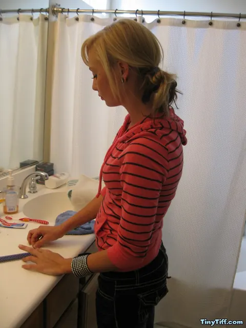 PAWG Blonde in Jeans Shows Her Whale Tail in the Mirror – photo 2 of 16