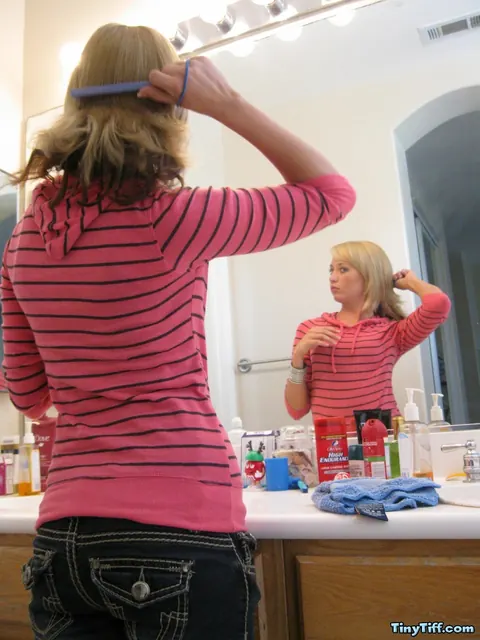 PAWG Blonde in Jeans Shows Her Whale Tail in the Mirror – photo 4 of 16