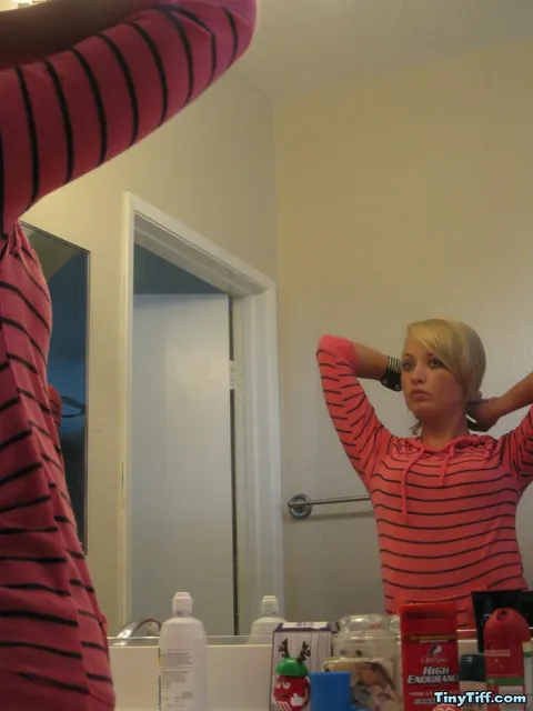 PAWG Blonde in Jeans Shows Her Whale Tail in the Mirror – photo 7 of 16
