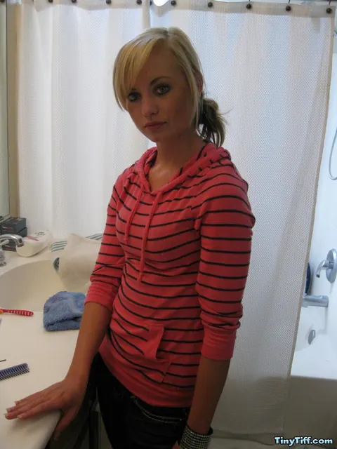 PAWG Blonde in Jeans Shows Her Whale Tail in the Mirror – photo 3 of 16