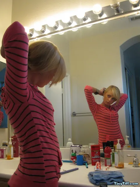 PAWG Blonde in Jeans Shows Her Whale Tail in the Mirror – photo 5 of 16